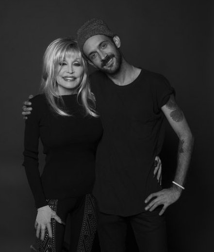 DearDollyParton's tweet photo. #tbt to last month when photographer Rob Hoffman photographed the Queen of Country Music. #throwbackthursday #dollyparton #robhoffman #photography #photographer https://t.co/91nPv2lXAr