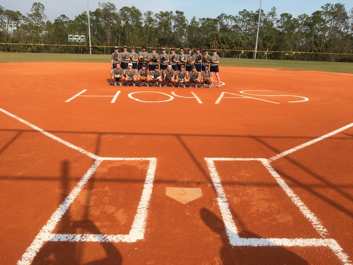 PatConlan23's tweet photo. Love the reception @HoyaSoftball received in Naples. Thanks @ParadiseCoast. #hoyasoftbALL https://t.co/MLVJ1cLNYS