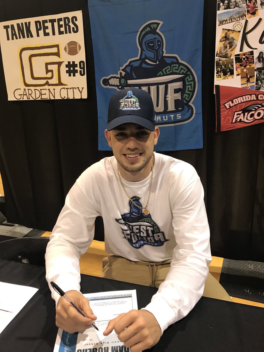 Bayhooker's tweet photo. Congrats @AdamOwenRogers on officially becoming an Argo! Signing day 2018! #Arete #ARGOSF18HT #GoArgos @UWFFootball @GoArgos #BeGreat @DarianDulin @CoachKrutsch @TeamFlorida7on7 @MitchellHSFB https://t.co/onytnsi142