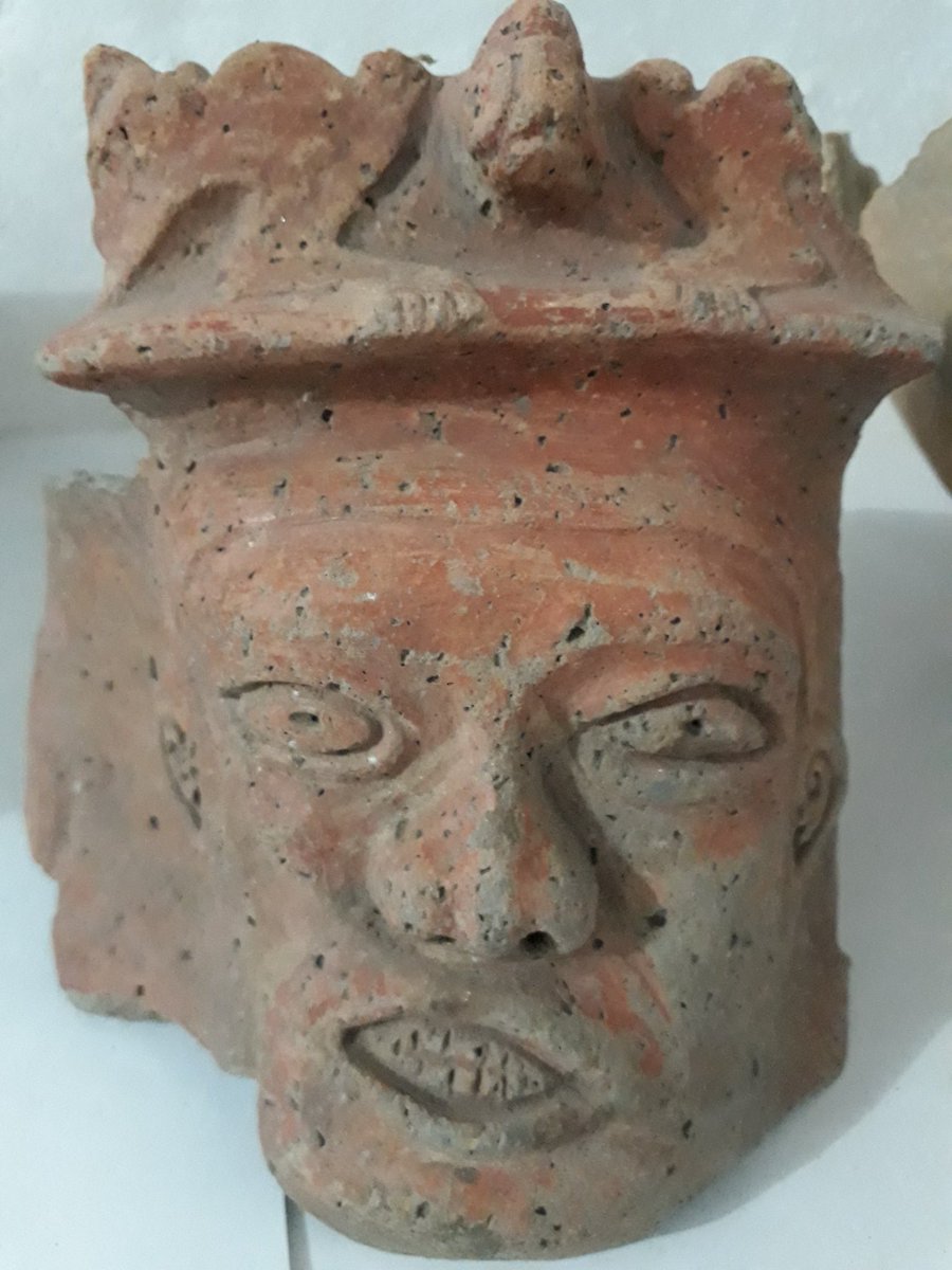 MGuayupe's tweet photo. Fragmento antropomorfo de la Cultura Guayupe que se ubicó en gran parte del piedemonte llanero.. presenta figura zoomorfa en forma de murcielago en la parte superior del elemento... https://t.co/jfiMteRT81