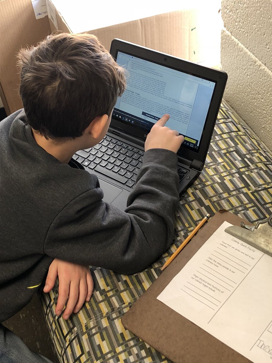 SwagDogs122's tweet photo. My Ruff Riders are hard at work conducting online research and creating a travel brochure about the Colonies! #Makinglearningfuneveryday #Supercreativekids https://t.co/nv9ZUlySqc