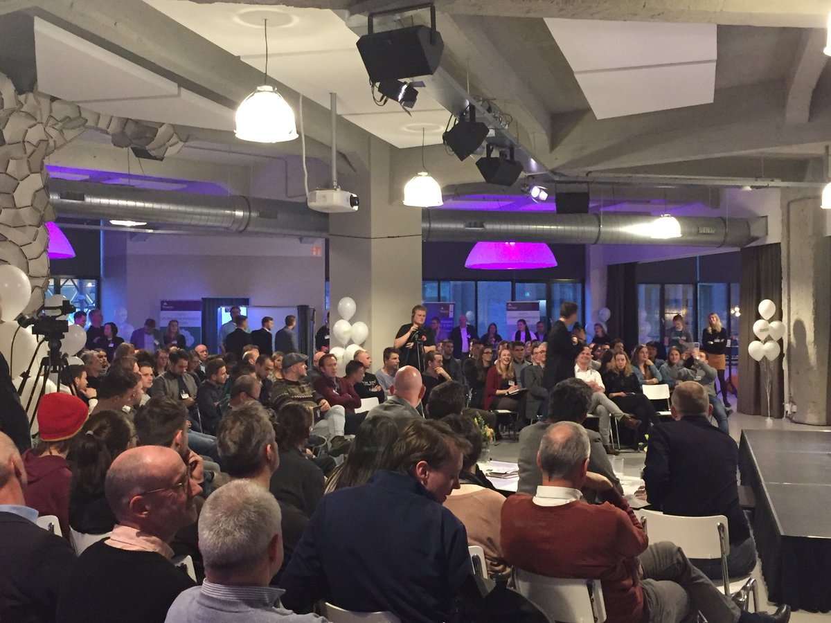 Fontys's tweet photo. 3e editie Fontys Student StartUp Festival groot succes! Mix van kennis, inspiratie, pitches en netwerken. Ruim 250 studenten, studentondernemers en ondernemers aanwezig. #startupFontys #TECforsociety https://t.co/8CME3l0NcF