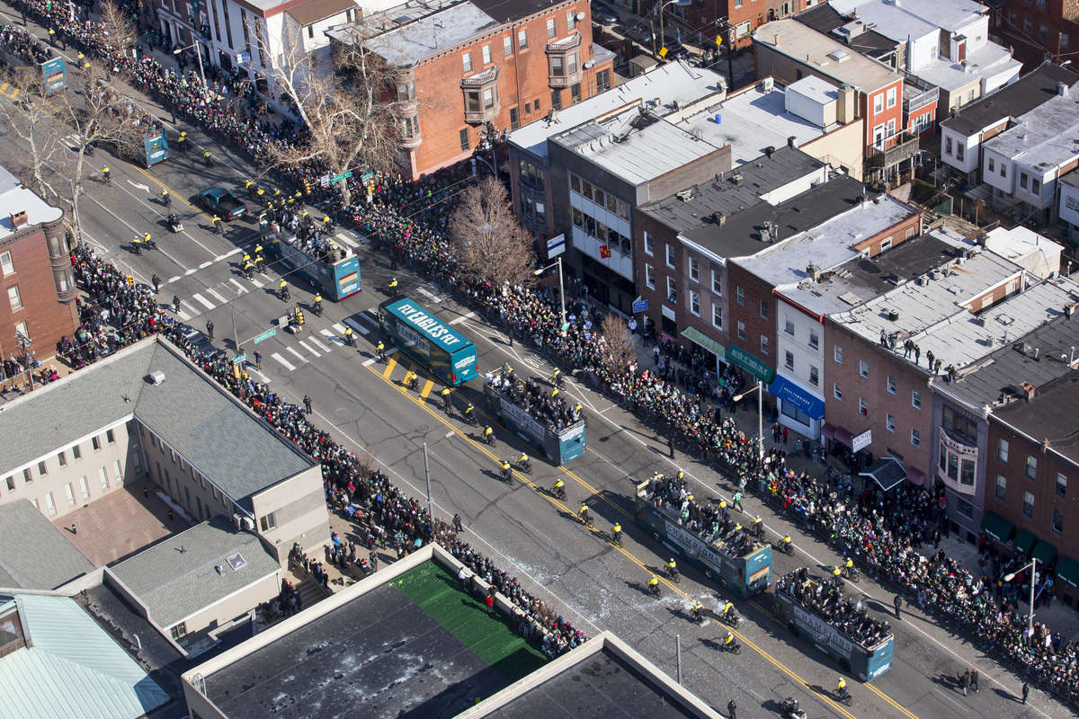 PhillyInquirer's tweet photo. Our team of photographers captured stunning images from around Philadelphia during the #EaglesParade, including from a helicopter. Check out the gallery of our favorites here: https://t.co/xCkqQb2W0h https://t.co/mqTq3UN2i7