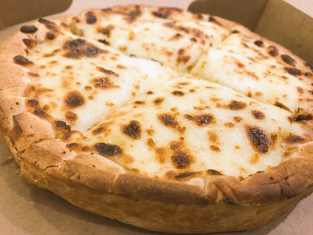 ckrusch's tweet photo. I want to thank @AmericanAir  for once more providing outstanding service and helping me leave Chicago before the snow storm hits! Enjoying an authentic deep dish before boarding! #AARocks #notspon #justgrateful https://t.co/GgmTQCVTZN
