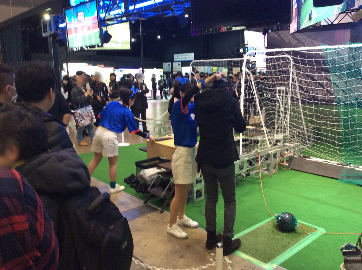 TAITO's tweet photo. ボールはともだち⚽️
何と「キャプテン翼」がVR体験できるマシンが登場です。
アニメが春から始まるとのこと、人気再燃の予感！

※参考出展
#JAEPO2018 #タイトー #キャプテン翼 https://t.co/tuOwKe9Gfj