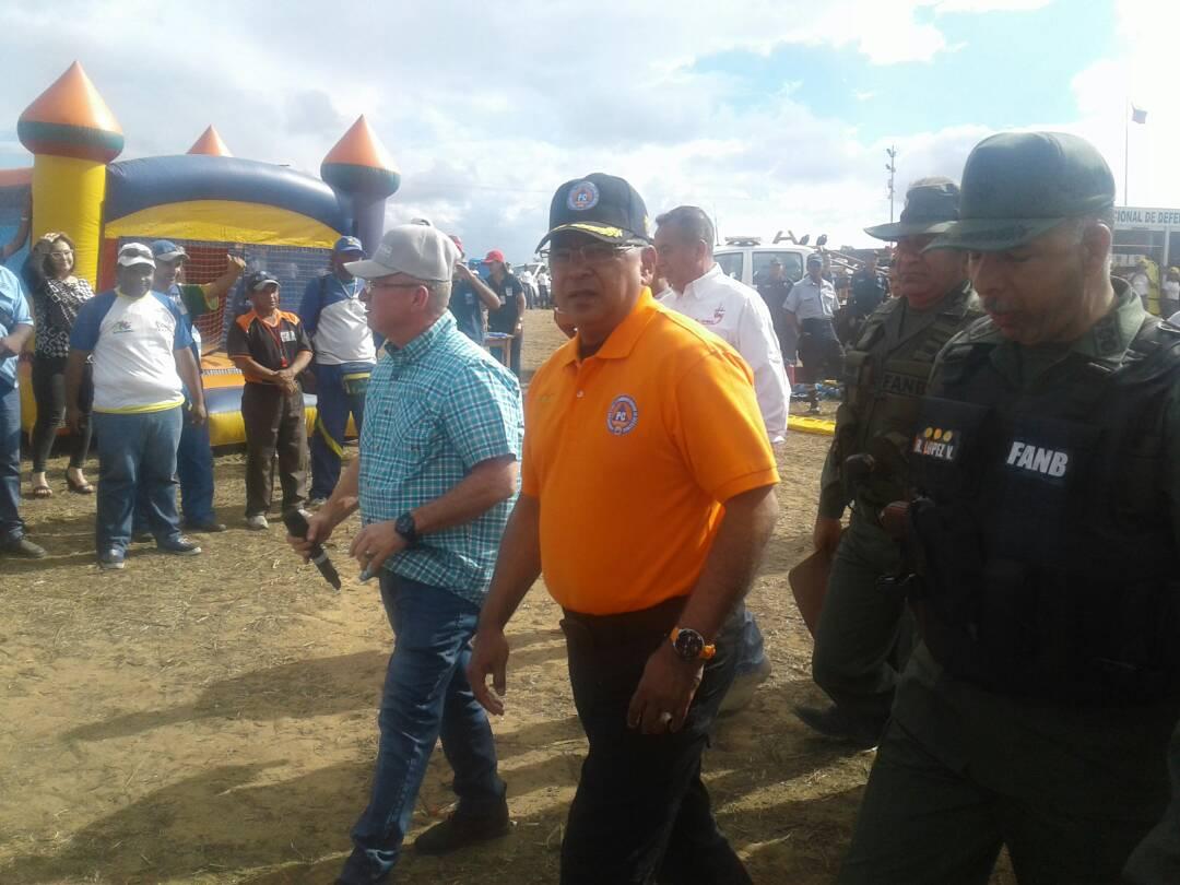 El  Ministro  Nestor Reverol porta orgulloso el color Naranja como un integrante más  de la Organización Nacional de Protección Civil y Administración de Desastres dispuesto a salvar vidas.
