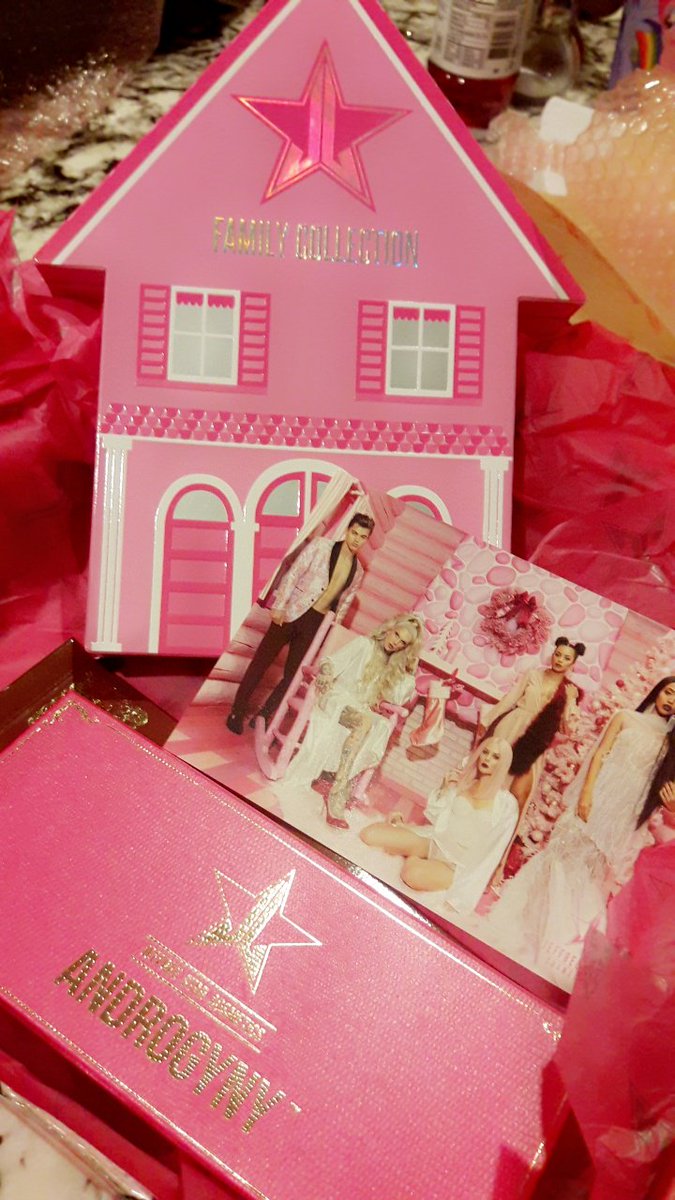 AlexaHeras3's tweet photo. Is there a more exciting moment than when you see that pink package arrive??🤔 Nopeee😌😗
Oh my babies😍 welcome to the collection💖💘 @JeffreeStar
#JeffreeStarCosmetics #androgynypalette #starfamilycollection https://t.co/VEbGtuGpu8