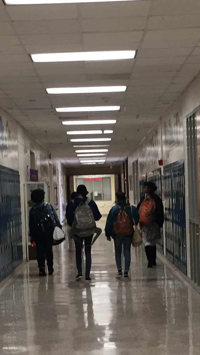 lrayl5's tweet photo. I ❤️ my RNE AVID late bird class, when the halls are quiet &amp; the conversation is helping SeKeitha decide which style of dorm room is best for her. Love this support. @mpbcab @Sabrina_suber @RNESaber @RNECavaliers @RichlandTwo @RNE_Counseling https://t.co/cW07z0EEk6