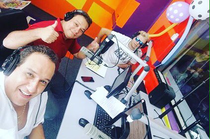 Esta mañana le vistamos al Número 2 que quiere ser el número 1 ☺️ @hugojavieratake nos recibió para presentarle lo nuevo: #FueraDeMiCorazón en <a href="/exclusivafm1037/">Radio EXCLUSIVA</a> 🎶🎸