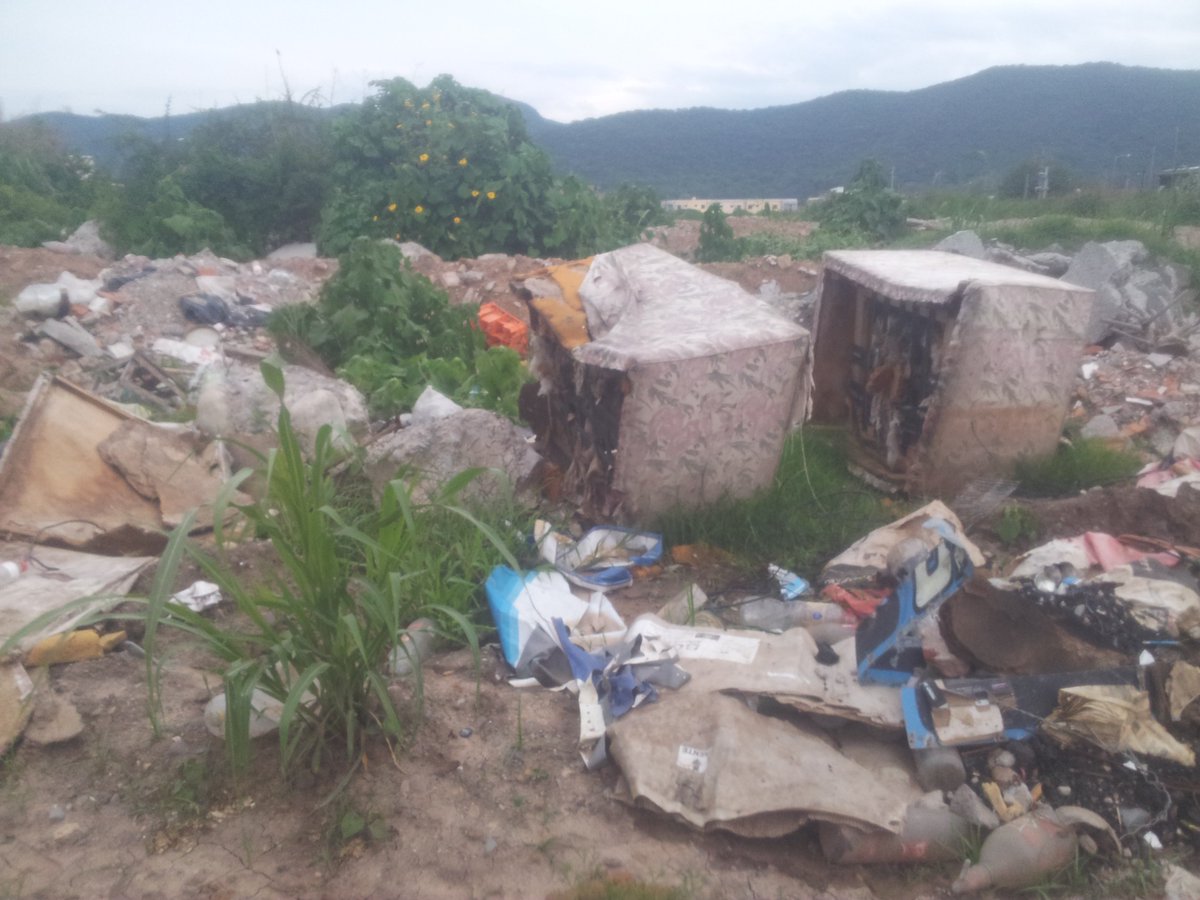 lowryder49's tweet photo. #PereyraRozas las entradas son microbasurales y ese espacio verde si es privado no cumple con el cordon cuneta ni cercado y es un baldio nido de viboras y alacranes. Dia de lluvia esto no es barrio es barrial ni el correo quiere entrar. https://t.co/nSEQ1Fp69m