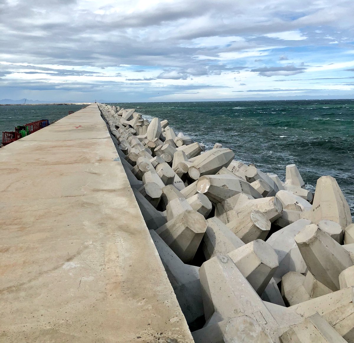 RuizdeTeresaG's tweet photo. Desde el muro del rompeolas en el Nuevo Puerto de Veracruz se pueden ver los más de 35 mil CoreLocs que se utilizaron para su protección, algunos de 20 toneladas de peso.

Hoy tenemos más de 14 metros de profundidad y podremos recibir los barcos 🚢⛴🛳 más modernos del mundo 🗺. https://t.co/FTS44hMgdY