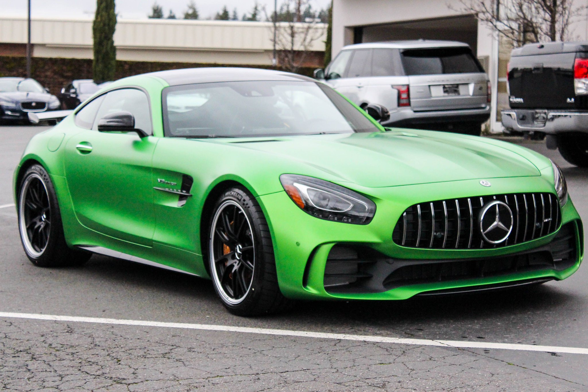 Зеленый Мерседес AMG v8