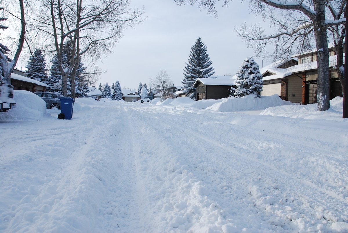 MerlinofCanada's tweet photo. #Calgary does not get snow banks I have not seen this much snow for at least 15 yrs. Measured it 32 cm since last night in NW @CBCHomestretch @JWagstaffe https://t.co/24sJsdOuB5