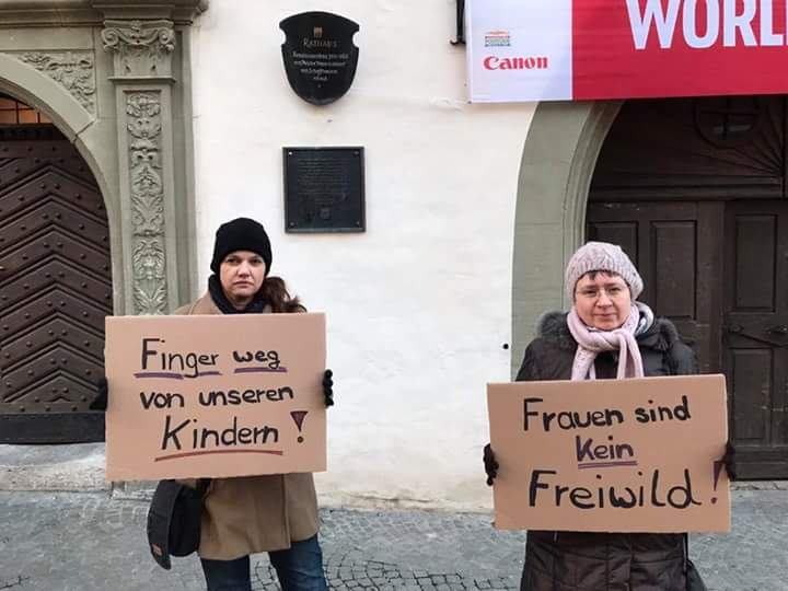 JoeyGerlach's tweet photo. Das mit den Mahnwachen wird zu einem bundesweiten Phänomen.
Heute Kitzingen ...
#afd #kandelistueberall https://t.co/6ydaGRIE7m
