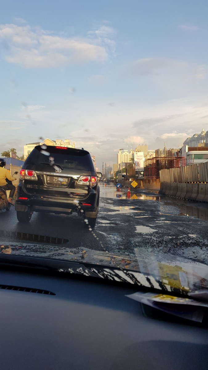 Imbas pembangunan tol, Jalur dr Bunderan Kelapa Gading arah MOI rusak dan tidak bisa dilalui. Hanya tersisa bahu jalan mohon perhatian petugas terkait <a href="/SonoraFM92/">Radio Sonora Jakarta</a> <a href="/TMCPoldaMetro/">TMC Polda Metro Jaya</a> <a href="/DKIJakarta/">Pemprov DKI Jakarta</a> <a href="/PekerjaanUmum/">Dinas Pekerjaan Umum</a>