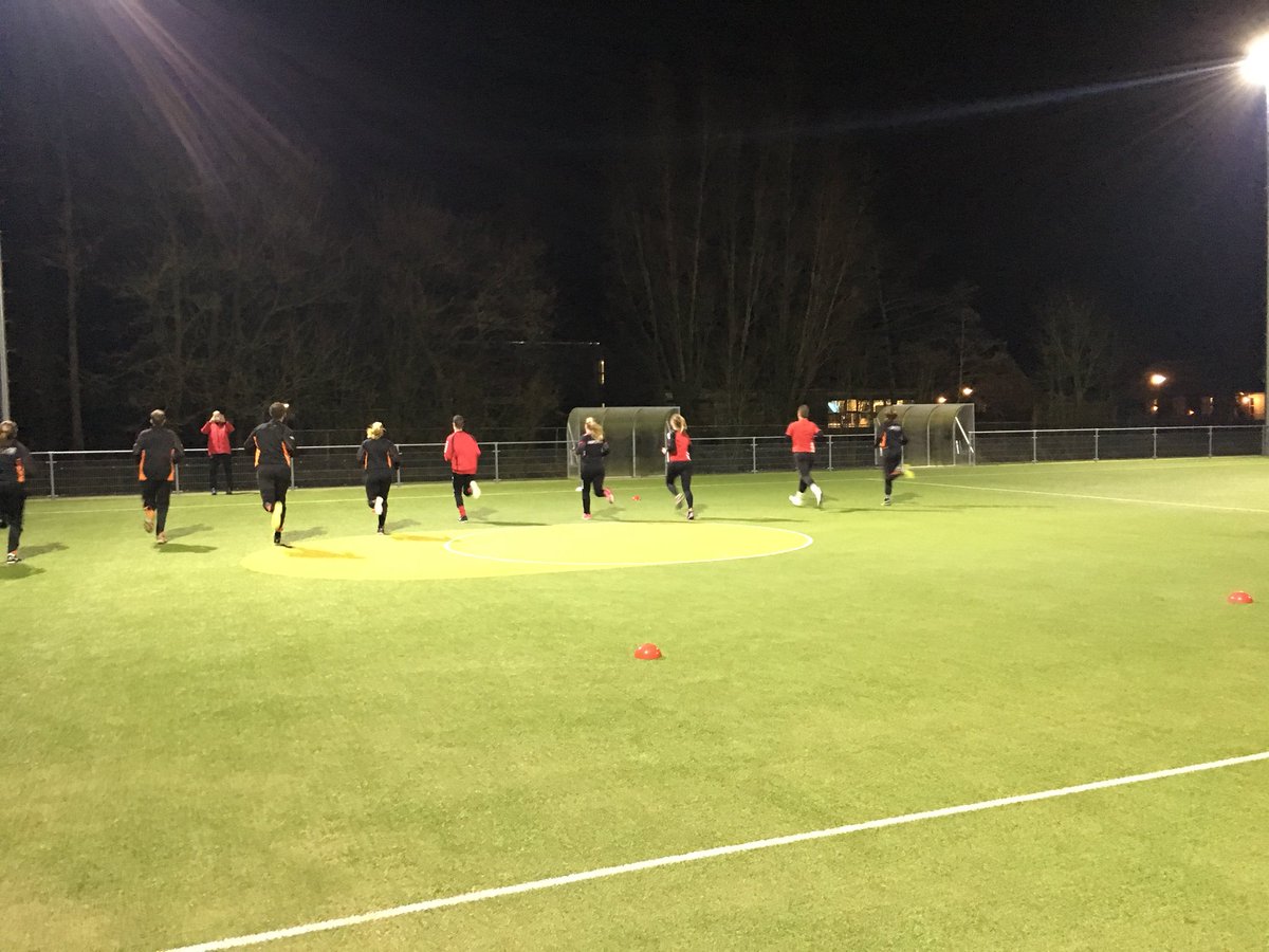 PuurPassie1's tweet photo. Het is nooit te koud voor een fitheidstest! Onder leiding van Rutger Wagenaar en Anton Kingma van Fysio058 testen hoe de spelers er fysiek voorstaan! @PuurPassie1 @Fysio058 https://t.co/Lfp1HR4jRB