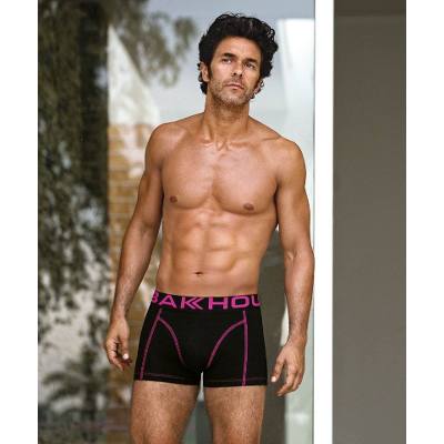 Guapo galán musculoso en boxer.