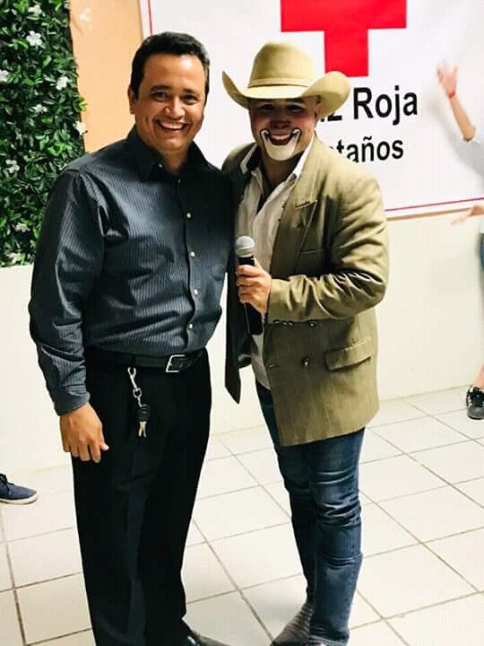 soto_kike's tweet photo. #ESO 
Hoy #DíaDelComediante envío un gran saludo a @RickyShowMen, por su trayectoria artística, sobre todo por la disposición de apoyar todo #EventoConCausa, ese gran amor y cariño para mi pueblo #Castaños...
Felicidades y bendiciones¡!¡
@soto_kike https://t.co/Pp16afaFDy