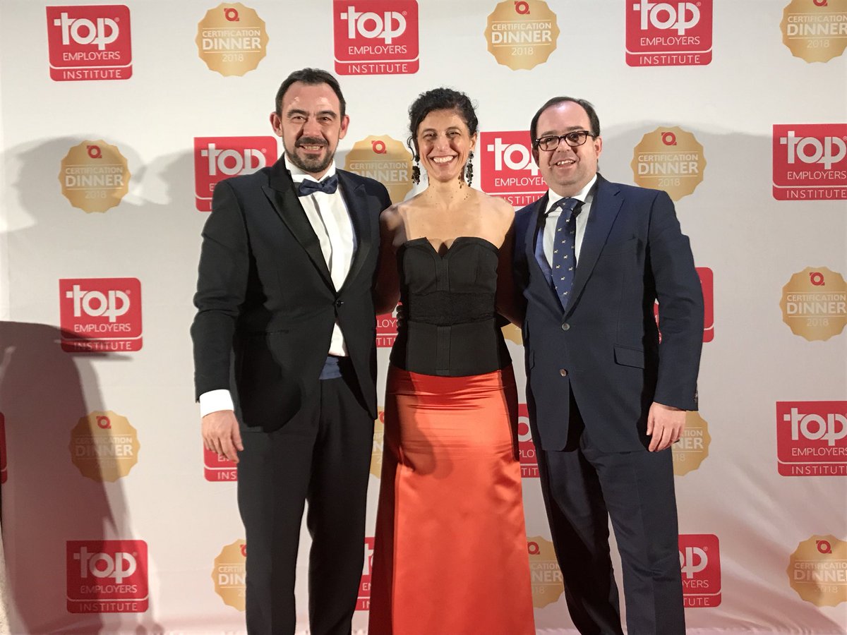 JLRiscoRojas's tweet photo. Con 2 cracks, @Mjmartin4 y @Ander73 en la gala de @TopEmployers_Sp #TECD2018 https://t.co/AcS3SSIDlE