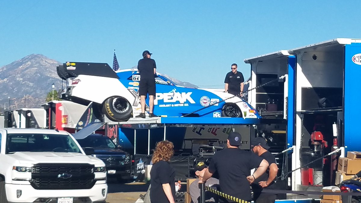 ELZZ101's tweet photo. Wait 82 degrees at #NHRA #AutoclubRaceway #winternat 
@katmac801 @wst_photo @NHRAReinhart @DaveRieff @NHRA @AmandaBusick https://t.co/XMIEgzDAhw