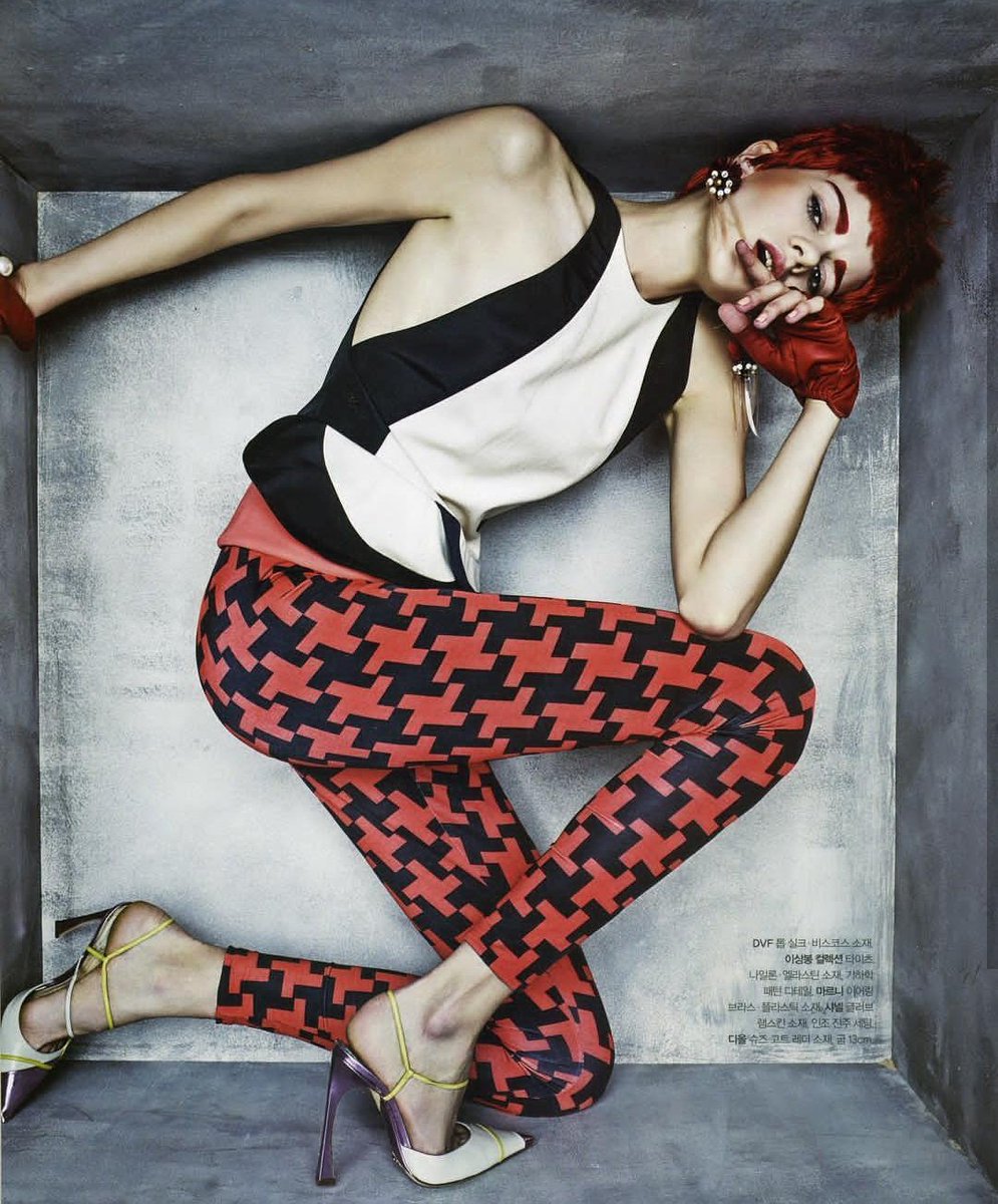 OfficialLSB's tweet image. Bright. Bold. Red. 
In #LIESANGBONG 
Publication: @avenuel_love 
Photographer: YoungJun Kim
Stylist: DaHye Kim
#이상봉 #editorial #服装 #设计师 #韩国 #luxury #red #print #nyfw