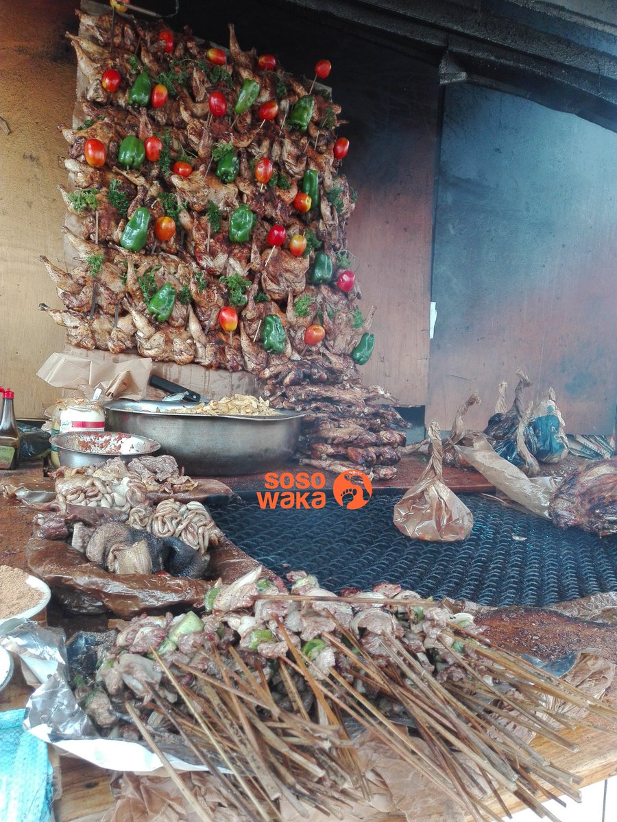 sosowaka's tweet image. 😂 et le visuel des poulets exposés avec des tomates et des poivrons frais alors? La bouche commençe à saliver avant même la première bouchée de ce délice des rues d'Akwa.