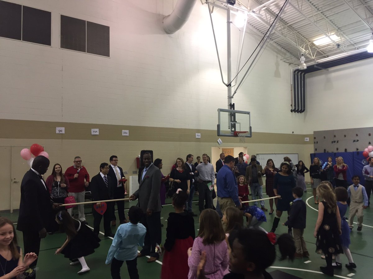 KellyLMiller44's tweet photo. MECC Sweetheart Dance #Limboline #meccshines https://t.co/rlURc1OXiz