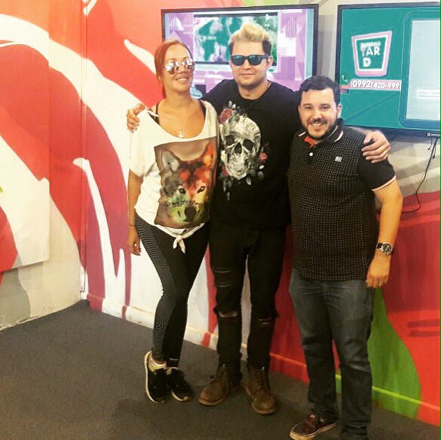 Sabemos que a @joseayalaok le gusta las canciones originales de los grupos. Y por eso le llevamos #FueraDeMiCorazón 🎶🎸para que tenga en su "Kiosko" en @farra1013