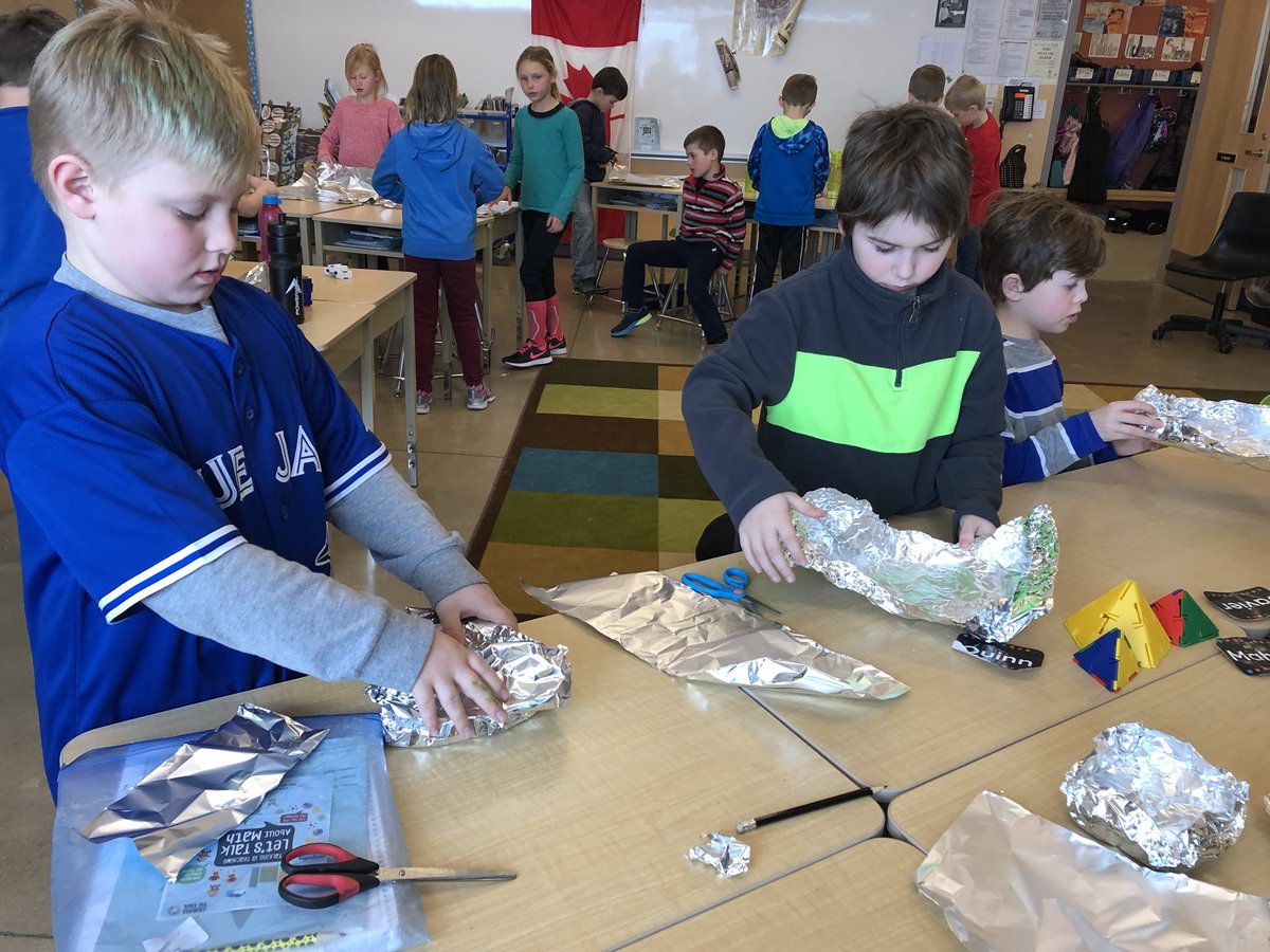MahaffyStars's tweet photo. Boat building! #science #bouyancy #forcesmotion @LittleFallsPS https://t.co/sVQ4dDB9vj