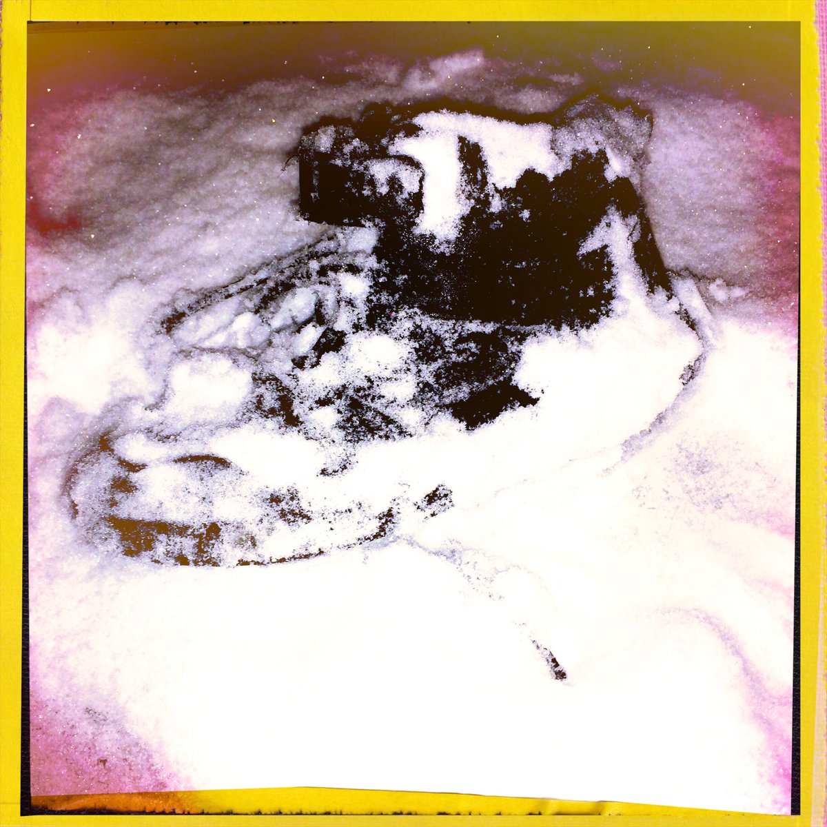 snow boot …
#letitsnow #parisbynight #sneakers #snowinparis