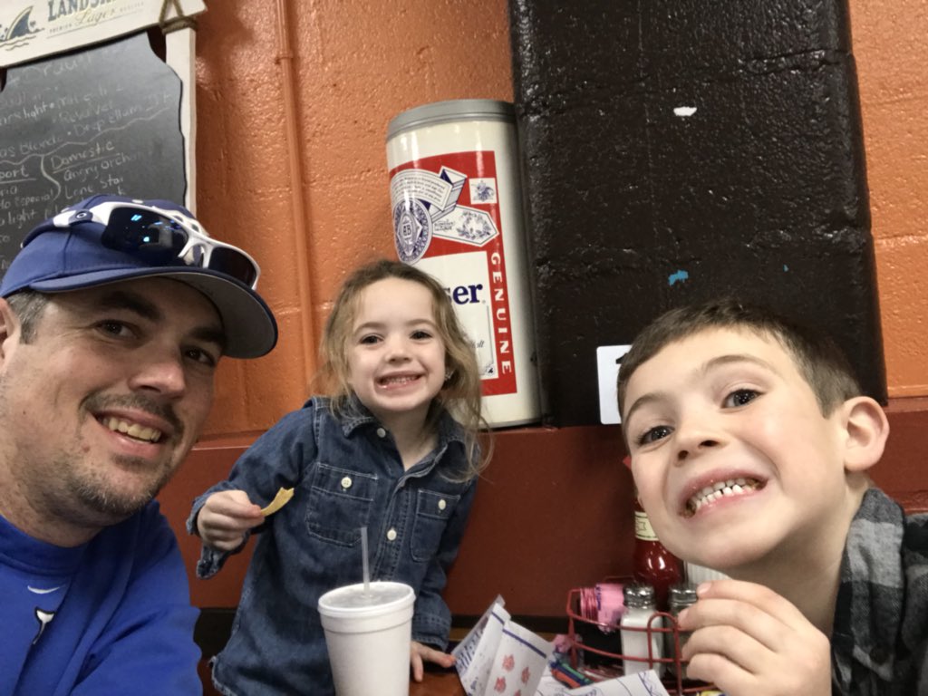 CoachRodgers10's tweet photo. Eating dinner at Tio Tony’s to support @TEBaxter_Elem. #teamgilson https://t.co/hnQCW8eJQ6
