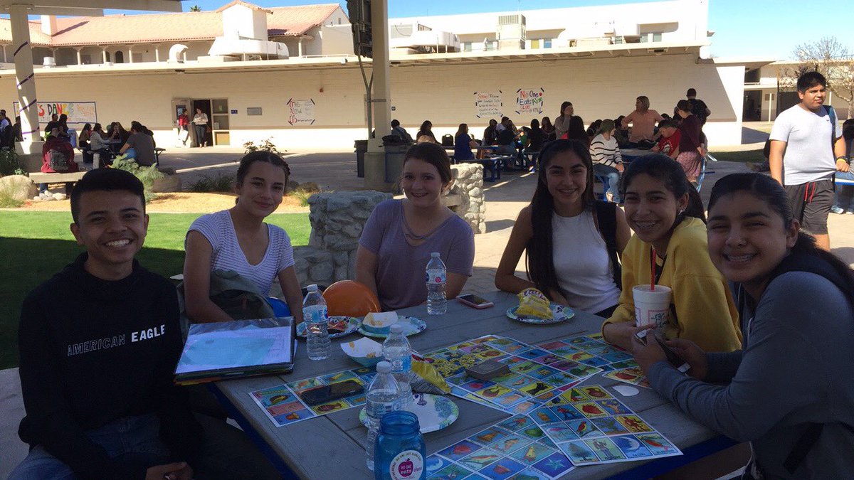 NoOneEatsAlone1's tweet photo. Here’s some more pictures of the event!🎉✨😃 #NoOneEatsAlone #NadieComeSolo #SpreadLove #Kindness #Social #Inclusion 👬👭👫💞💗🍎 https://t.co/UUUv2URsts
