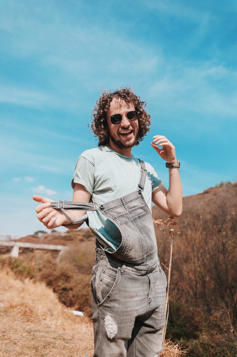 LuisitoComunica's tweet photo. Pérate tantito, deja me quito mi traje de granjero 👨‍🌾 https://t.co/DGUYyARYHs