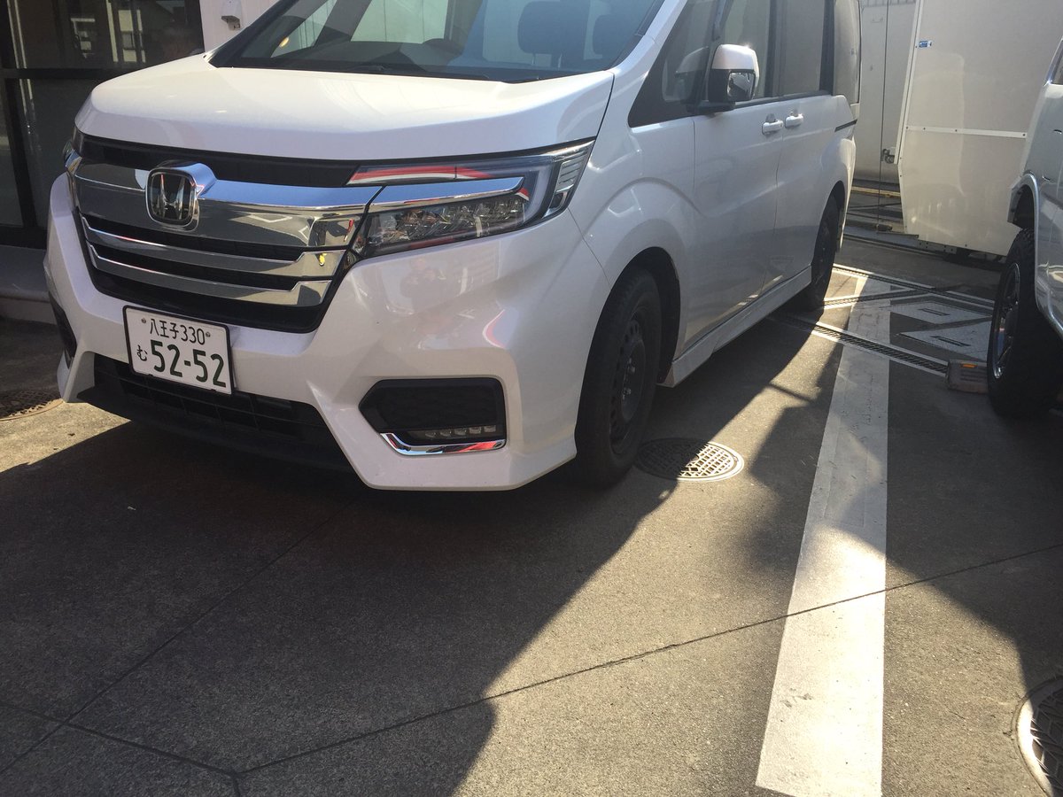 橋本慶一 Sur Twitter 青木さーん 車めっちゃ曲がって止めてますやん 笑 線は間違いなく真っ直ぐです 車の止め方 駐車場 駐車