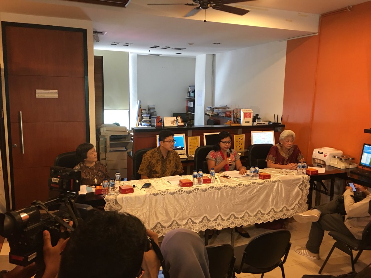 gitaputrid's tweet photo. Suasana siaran pers pernyataan sikap 54 profesor dan guru besar se- 🇮🇩 mendesak mundurnya Ketua @MK_RI Arief Hidayat di @DanlevLibrary. Ki-ka: Sulistyowati Irianto (FHUI), Herlambang Perdana (FH-UNAIR), Bivitri Susanti @jentera, Mayling Oey (FEUI). #SelamatkanMK https://t.co/Gx8XmrlyrP