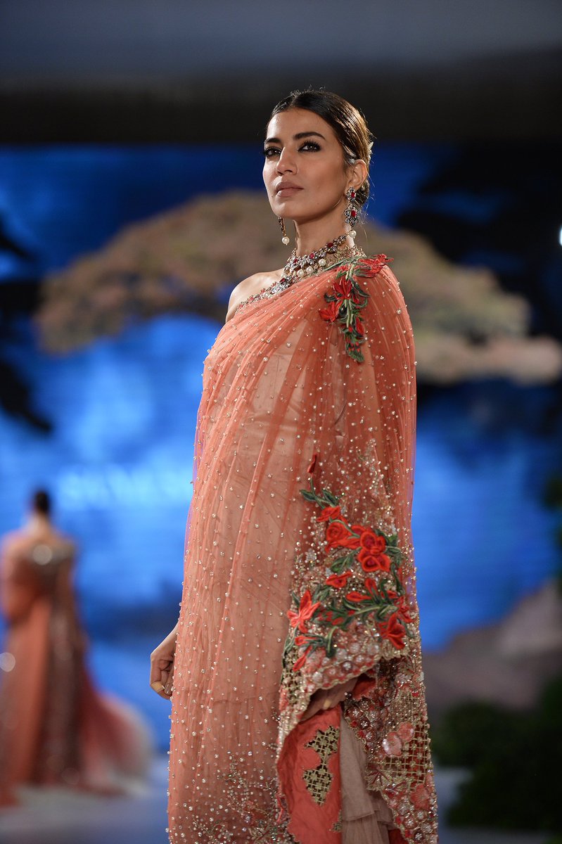 MediaSpringPk's tweet photo. @Iamrabiabutt #FlashbackFriday @Iamrabiabutt walking for Sana Safinaz – Roses & Rue at the finale of #FPW17 https://t.co/HI0SpkpEwj