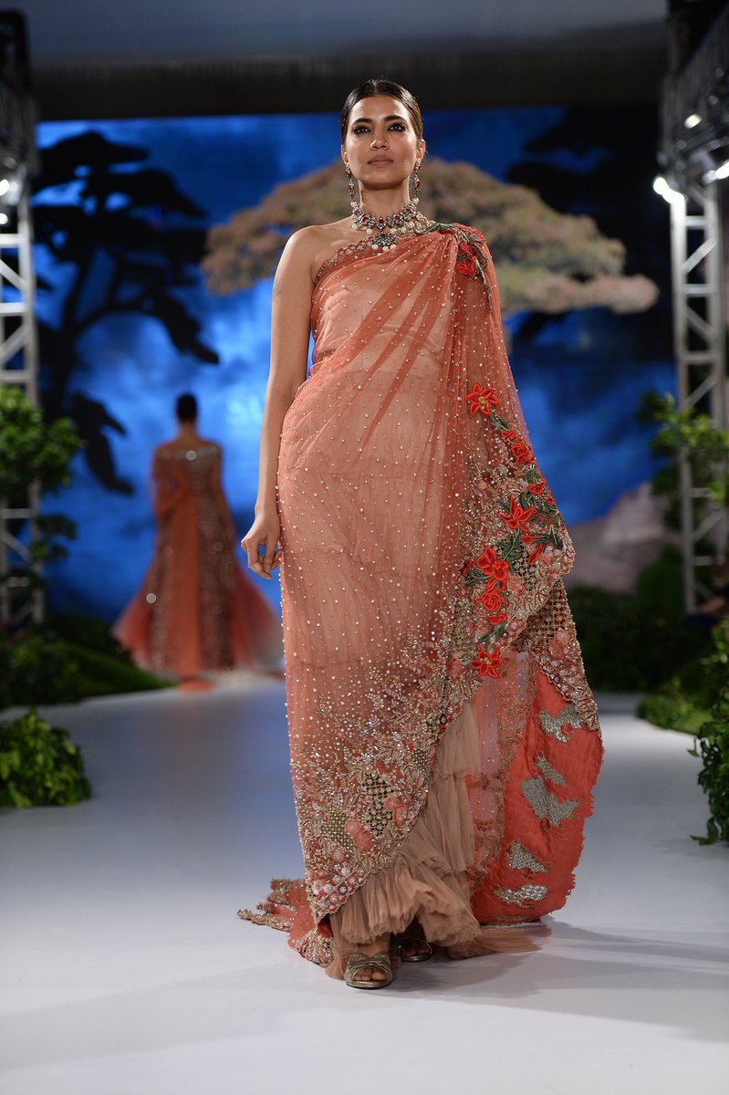MediaSpringPk's tweet photo. @Iamrabiabutt #FlashbackFriday @Iamrabiabutt walking for Sana Safinaz – Roses & Rue at the finale of #FPW17 https://t.co/HI0SpkpEwj