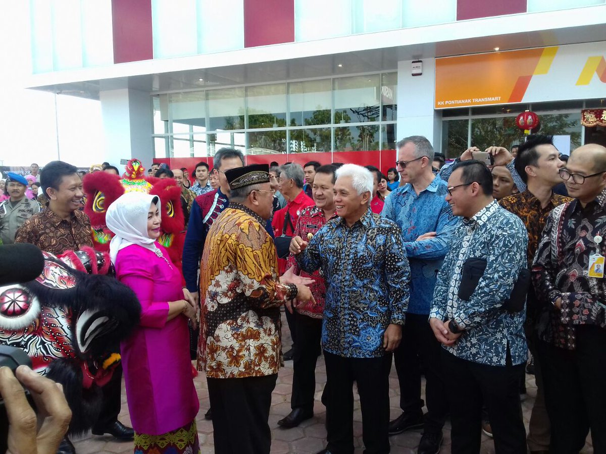 Transmart_IND's tweet photo. #OpeningTransmart di Kubu Raya Kalimantan Barat pagi ini dihadiri oleh Bupati Kubu Raya Bpk. H. Rusman Ali, SH, pejabat tinggi PT Trans Retail yaitu Bpk. Chairul Tanjung & istri serta Bpk. Shafie Shamsuddin. #TransmartKubuRaya #Pontianak #Kalbar https://t.co/WRBgDiUEXG