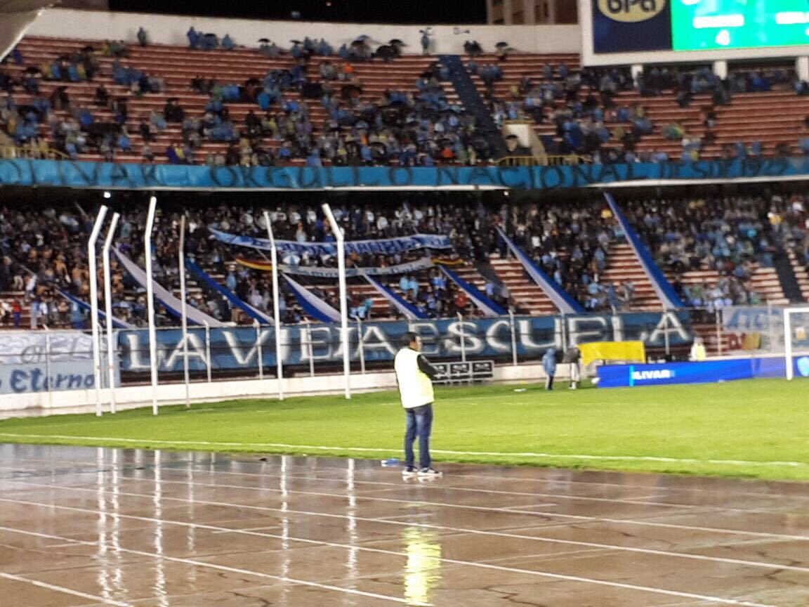 marceloclaure's tweet photo. Muy bien @Bolivar_Oficial 3 partidos invictos. No estoy contento con todo el sacrificio de montar un equipo así y el estadio mitad vacío.  Es hora de actuar como los grandes equipos en el mundo Estadio lleno todos los partidos. Es fácil exigir ahora hay que retribuir. #bolivartri https://t.co/Q0ovZQbDa2