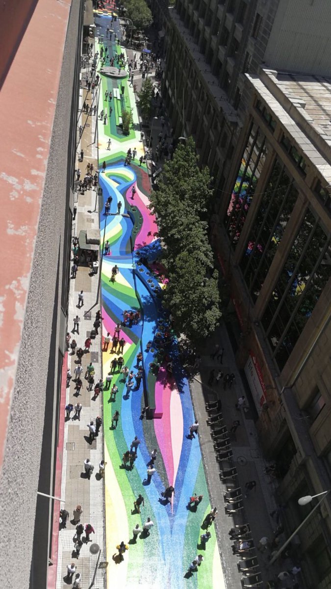 LudoCReid's tweet photo. The #pedestrianrevolution in Latin America has gone up another level with these incredible La Calle Bandera street transformations in @Muni_Stgo How about #QueenSt #QuaySt #OxfordSt #PedestrianLanewayCircuit #HollywoodBoulevard #BoulevardStLaurent #VeniceBeach https://t.co/htVTTAK3H2