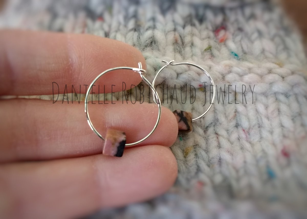 metalsmithmum's tweet photo. Something simple and cute? I make that, too!
#cutehoops #cubeshapedstones #simplejewelry #etsyseller #drobichaudjewelry #pinkbead #doesntbreakthebank !! Share, like, follow xoxoxo https://t.co/nYkVWRCoON