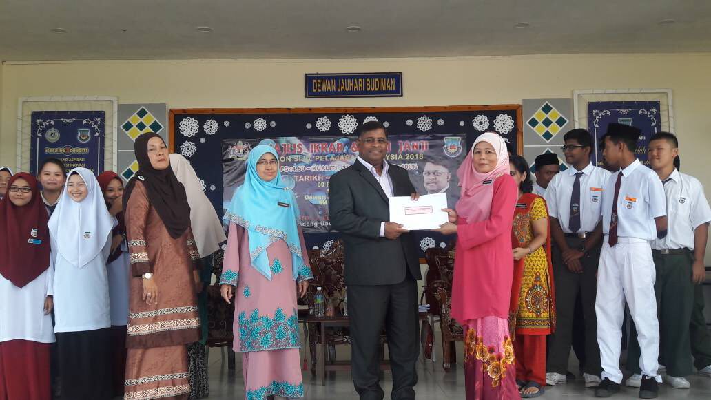 PerakPpmb's tweet photo. Dato V Elango Penasihat MB Perak:Merasmikan Majlis Ikrar dan Aku Janji bagi Pelajar-pelajar SPM Tahun 2018 SMK Khir Johari, Sungai Sumun, Hutan Melintang. https://t.co/IHtvXdi6GP