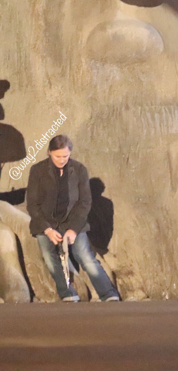 way2distracted's tweet photo. Awe, Rumple.. baby boy.. it will all be okay. 

#RobertCarlyle as Rumplestiltskin/Mr.Gold/ Weaver films an emotional scene last night for the final season of #OnceUponATime S7E18 titled The Guardian

*PSA i will not be saying what the scene involved* https://t.co/KybznLoUok