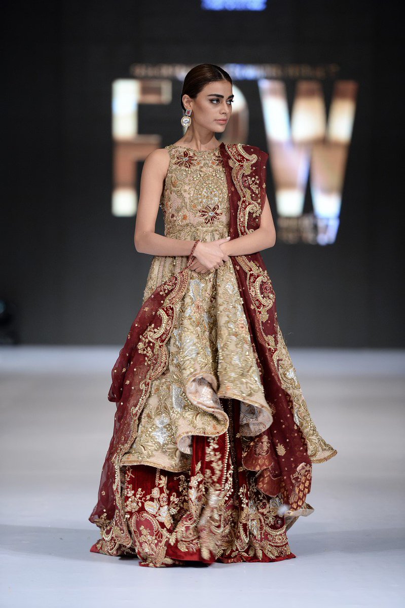 MediaSpringPk's tweet photo. @thesadafkanwal #FlashbackFriday @thesadafkanwal walking for Tena Durrani – Platinum Series at the finale of #FPW17 https://t.co/f2D44JVglw