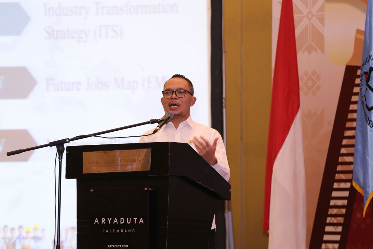 Kalo bicara masalah SDM ini, ada 3 hal yang saya minta di tingkat daerah maupun jajaran kementerian yang perlu kita perhatikan 

Satu pada kualitas. Yaitu bagaimana memastikan agar kualitas dari SDM kita ini sesuai dengan kebutuhan pasar kerja, sesua dengan industri.