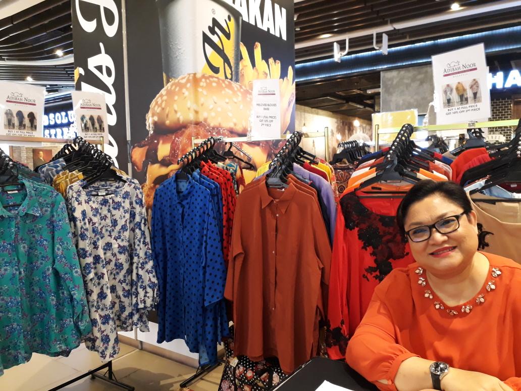 adibahnoor's tweet photo. Wahaaaaaaaiiii #DakDemoks sekelian.
Akak tengah tunggu korang ni hah kat melawati mall, tingkat LG, depan guardian, 10pg-10mlm, hari ni sampai ahad je. 

Akak jual baju besor saiz UK20-24.
Meh laaaaaaaa https://t.co/HqIRD1hMkT