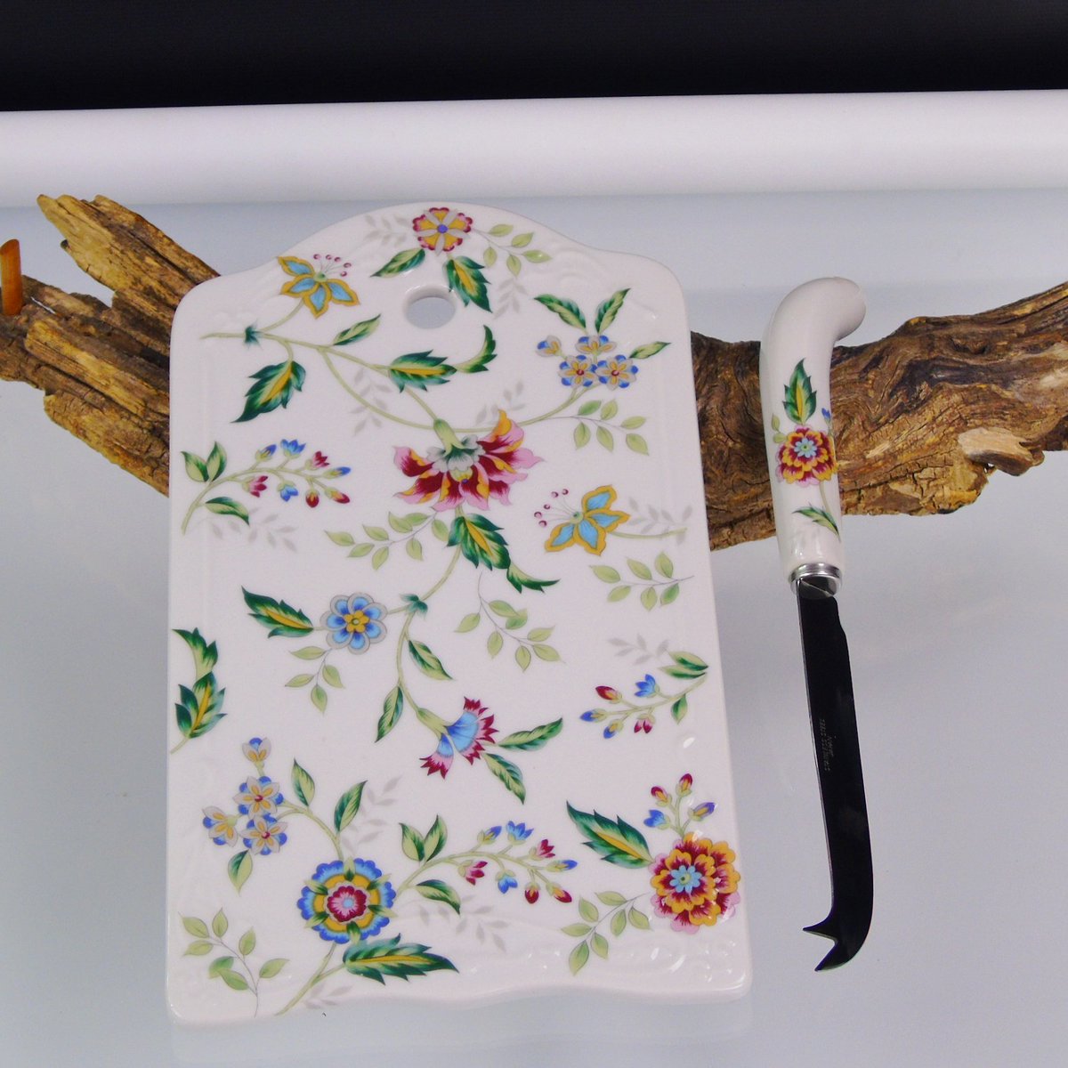 abitofvintage's tweet photo. Wine and Dine In Style! #AndreabySadek #CheeseBoard and Knife Set #buckingham Pattern #VintageJapan Porcelain #cheesepresentation #HostessSet #crackersandcheese https://t.co/0lSSeIcOrB https://t.co/77oVZWXlKP