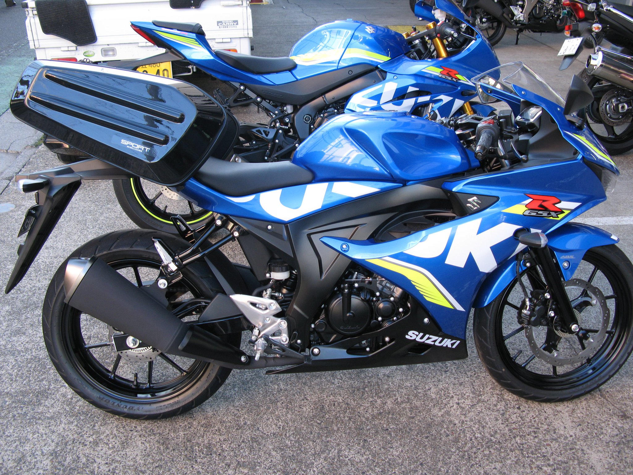 タナックス営業部 微公式 タナックス適合情報です Suzuki Gsxr125 17 Gsxr1000 17 Aex5 6 7 8 9okです 3 4はng Gsx R1000は純正の特殊ナット利用 シートバッグ両車両とも Kシステム取付ではシェルシートssのみ適合ok サイドバッグ