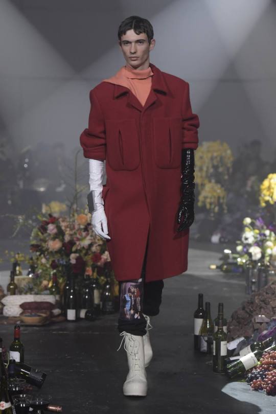 アパレルウェブ Apparel Web على تويتر コレクション 18年秋冬nyfw ハイライト3 Nyメンズ終了 退廃的な 80sユースムービーをアダプトしたラフシモンズ スポーツとテーラリングをミックスしたボスなどが登場 T Co R5zgapjg4o