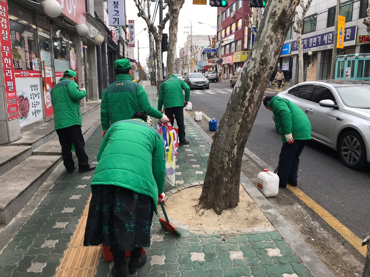 태평3동 설맞이 시민대청소가 18.2.9.(금), 11시에 시작되었습니다. 태평3동을 사랑하는 많은 분(동주민, 단체원, 청소업체직원, 시의원, 동직원 등)들의 도움으로 동네 구석구석을 깨끗이 청소하였습니다.

여기는 사랑과 봉사가 넘치는 태평3동입니다^^

#성남시